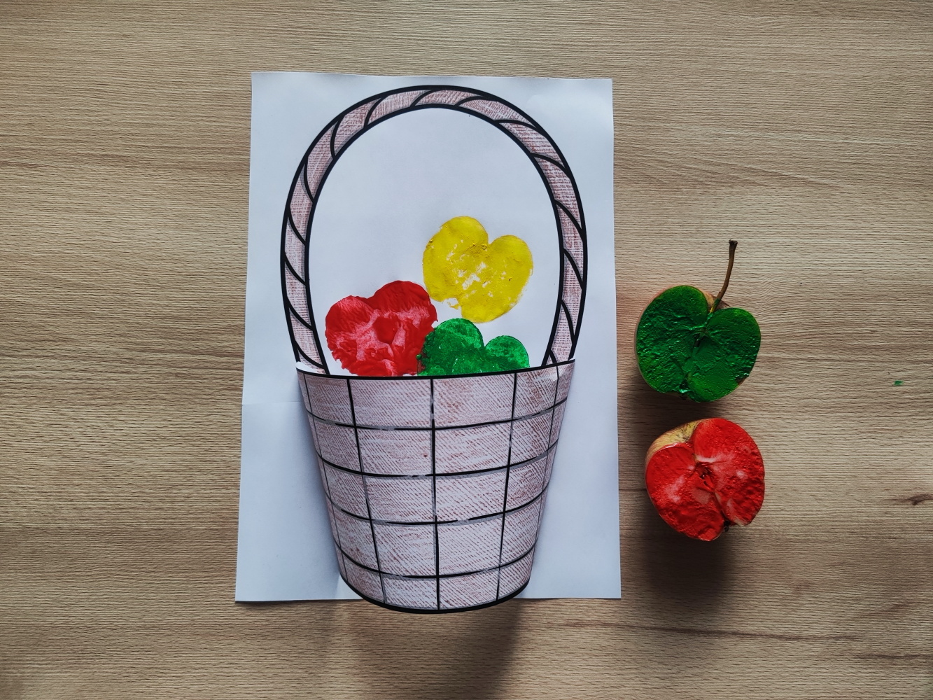 košík s jablíčky